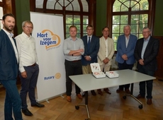 Rotaryclub Izegem overhandigt acht defibrillators aan de stad Izegem. © Frank
