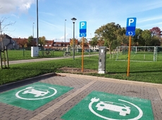 Stad Izegem neemt eerste publieke laadpunten voor elektrische wagens in gebruik