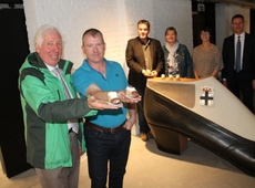 © VDI Bakker Jean-Pierre Verfaillie (links) gaf toestemming aan collega Kris Tanghe om het Izegems Schoentje opnieuw te maken. Dat gebeurde op voorzet van Danny Wittebroodt (eerste van links achteraan). Op de foto zien we nog bakkersvrouw Daisy Depoortere