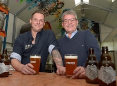 Jef Pierens en Yves Rosseel willen Pekker als stadsbier ruim verspreiden.FOTO: FMR