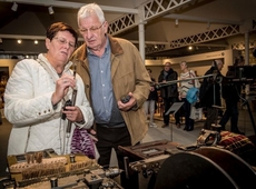 © Joke Couvreur In het museum kan je de machines van vroeger bestuderen .