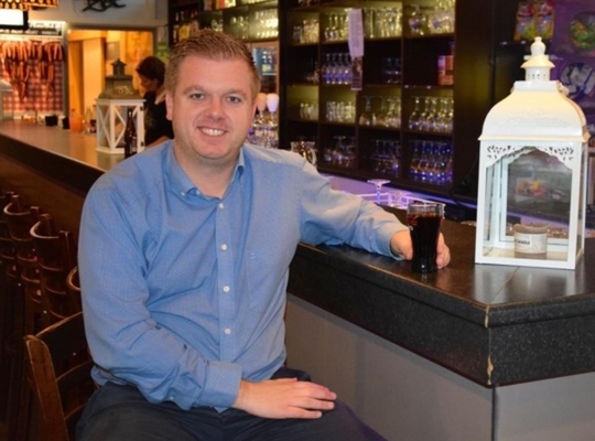 Geen biertje maar frisdrank voor Bert Maertens tijdens de alcoholvrije maand februari. FOTO: SDI