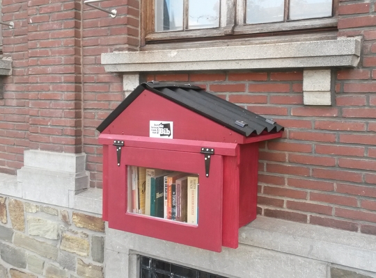 Schenking vult Izegemse boekenruilkastjes Schenking vult Izegemse boekenruilkastjes
