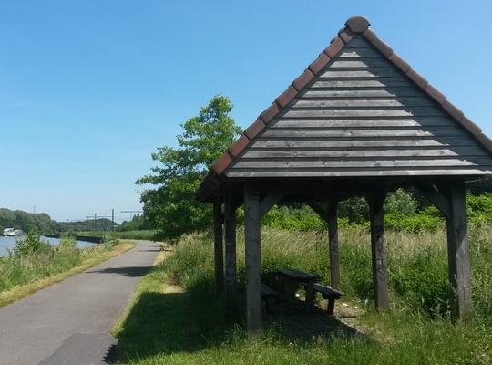 Wandelaarshut langs kanaal Roeselare-Leie wordt afgebroken Wandelaarshut langs kanaal Roeselare-Leie wordt afgebroken