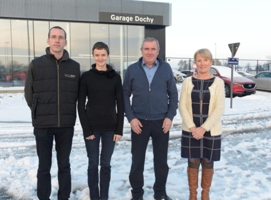 Steven Dochy, Liesbeth Tjampens, Marc Dochy en Christine Vandewaetere, twee generaties garage Dochy, voor hun nieuwbouw. FOTO: FMR Steven Dochy, Liesbeth Tjampens, Marc Dochy en Christine Vandewaetere, twee generaties garage Dochy, voor hun nieuwbouw. FOTO: FMR