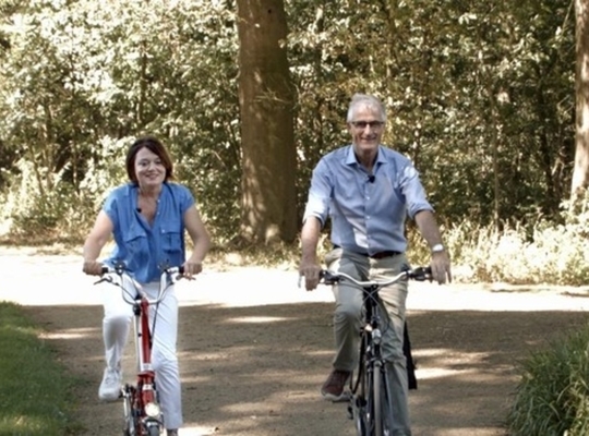 Christel van Dijck en Geert Bourgeois fietsten naar Kasteel Wallemote. (Foto FietsTelweek en Fietsberaad) Christel van Dijck en Geert Bourgeois fietsten naar Kasteel Wallemote. (Foto FietsTelweek en Fietsberaad)