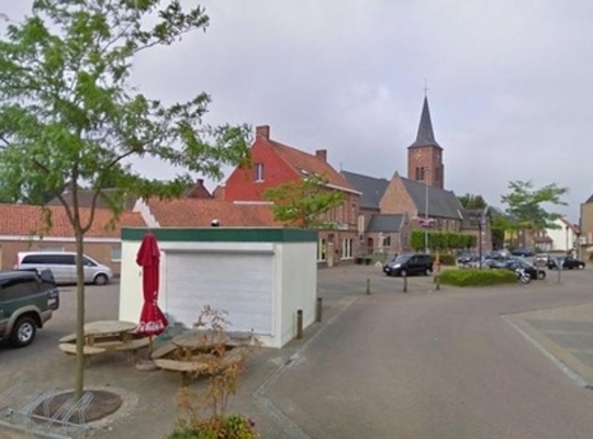 De leegstaande frituur op het Kachtemseplein is al langer een door in het oog van veel Kachtemnaren. © Streetview