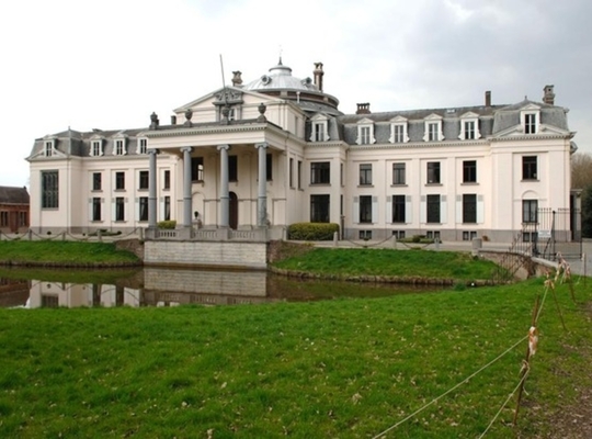 Kasteel Blauwhuis langs zijn meest majestueuze kant : dé parel van Izegem. © Frank Meurisse Kasteel Blauwhuis langs zijn meest majestueuze kant : dé parel van Izegem. © Frank Meurisse