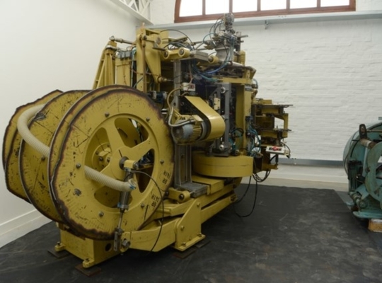 Machines tot 5 toen zwaar werden voorzichtig in het nieuwe museum gezet. FOTO: FMR) Machines tot 5 toen zwaar werden voorzichtig in het nieuwe museum gezet. FOTO: FMR)