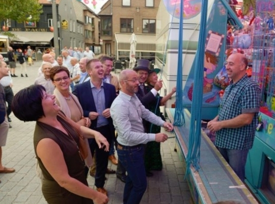 Het schepencollege opende de kermis met een gokje. Foto: fmr Vorige afbeelding 1 / 2 Volgende afbeelding