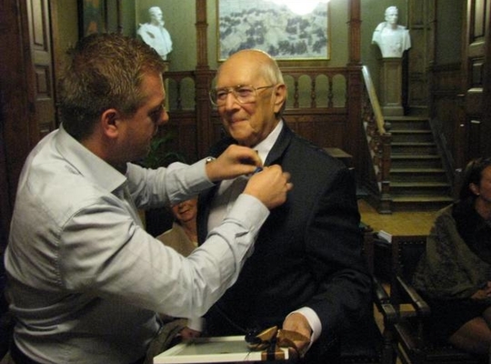 Burgemeester Bert Maertens overhandigde het erteken en een oorkonde aan een vereerde Jos Saelen. - Foto VDI