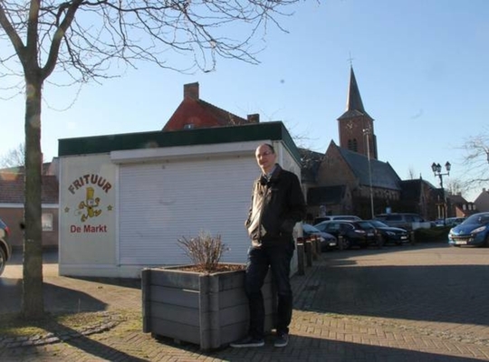 Raadslid NIck Verschoot bij de frituur op het Kachtemseplein. - Foto VDI