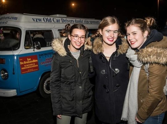 Eline Janssens, Amber Vanseveren en Kaat Step aan een van de Volkswagen-busjes. - Foto Couvreur Eline Janssens, Amber Vanseveren en Kaat Step aan een van de Volkswagen-busjes. - Foto Couvreur