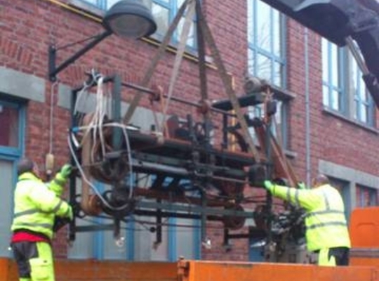 De zwaarste machines werden verhuisd met een takelsysteem. - Repro VDI De zwaarste machines werden verhuisd met een takelsysteem. - Repro VDI