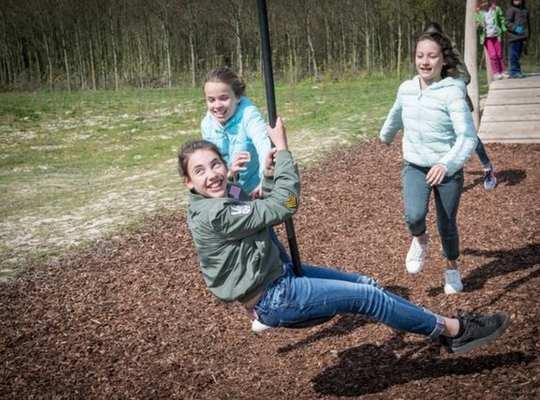 Deze meisjes amuseren zich rot op de nieuwe kabelbaan. - Couvreur