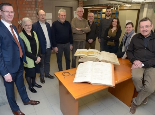 Voortaan kan je digitaal inzage vragen in het Izegemse stadsarchief, dankzij de inzet van de werkgroep stadsarchief en de vrijwilligers van de heemkring. FOTO: FMR