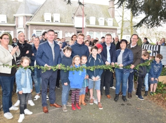 De burgemeester was fier dat hij het groene lint mocht doorknippen. FOTO: SDI