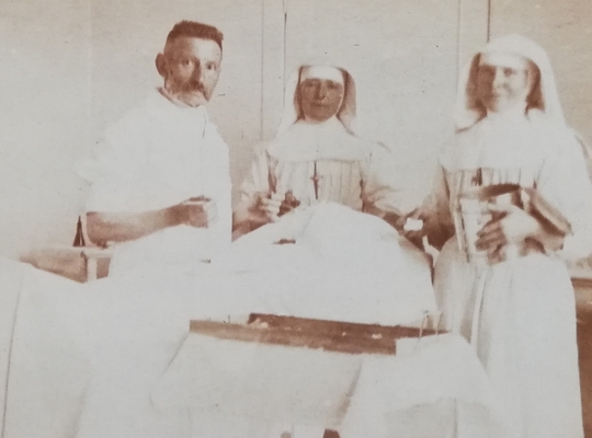 Dokter Depoorter, zuster Marie Ignatia en zuster Marie Donata anno 1917 in het oude hospitaal 