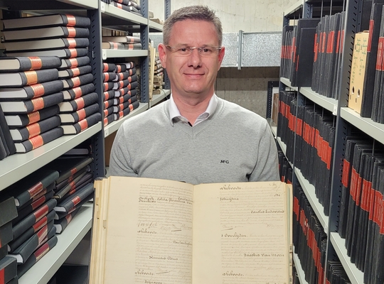 Stad Izegem digitaliseert opnieuw meer dan 115.000 historische akten