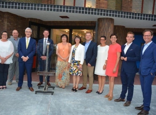 Op de foto de onthulling van een gedenkplaats door minister-president Geert Bougeois en de vertegenwoordigers van stad Izegem. © CLY Op de foto de onthulling van een gedenkplaats door minister-president Geert Bougeois en de vertegenwoordigers van stad Izegem. © CLY