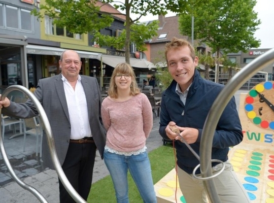 Het pop-upspeelplein op de Grote Markt blijft de hele zomer staan. V.l.n.r. Marc Vanlerberghe, Liesbeth Theunynck en Lothar Feys. © Frank Meurisse