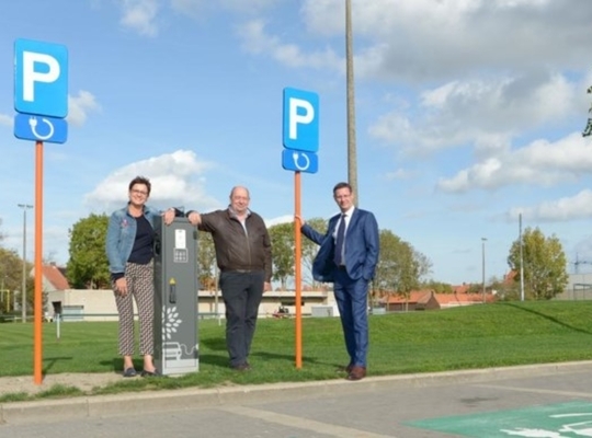De locaties van de laadpalen zijn aangeduid met borden en schilderingen op de grond. FOTO: FMR - nieuwsblad.be De locaties van de laadpalen zijn aangeduid met borden en schilderingen op de grond. FOTO: FMR - nieuwsblad.be