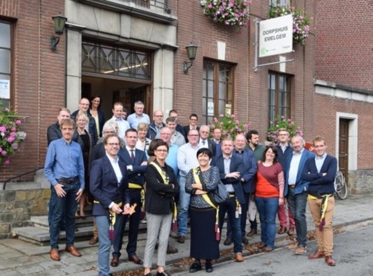 Het helemaal vernieuwde Dorpshuis in Emelgem werd feestelijk ingewijd. FOTO: SDI - nieuwsblad.be Het helemaal vernieuwde Dorpshuis in Emelgem werd feestelijk ingewijd. FOTO: SDI - nieuwsblad.be