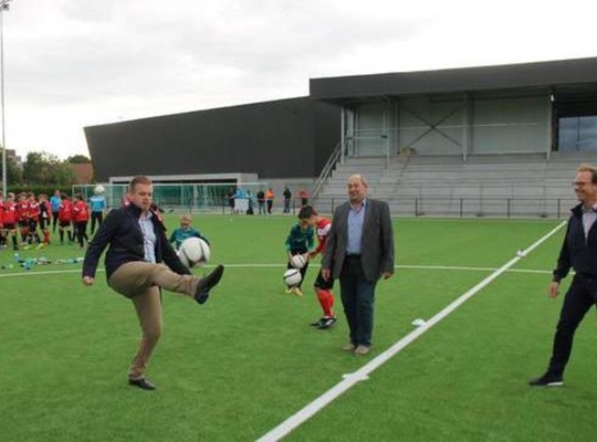 Ook de burgemeester en schepenen trapten een balletje op het veld. - Foto VDI Ook de burgemeester en schepenen trapten een balletje op het veld. - Foto VDI
