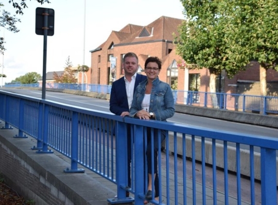 Burgemeester Bert Maertens en schepen Caroline Maertens op de brug die ooit plaats maakt voor een groen plein. FOTO: SDI Burgemeester Bert Maertens en schepen Caroline Maertens op de brug die ooit plaats maakt voor een groen plein. FOTO: SDI