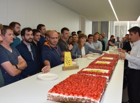 De werknemers gingen meteen aanschuiven voor de aardbeientaart. FOTO: SDI De werknemers gingen meteen aanschuiven voor de aardbeientaart. FOTO: SDI