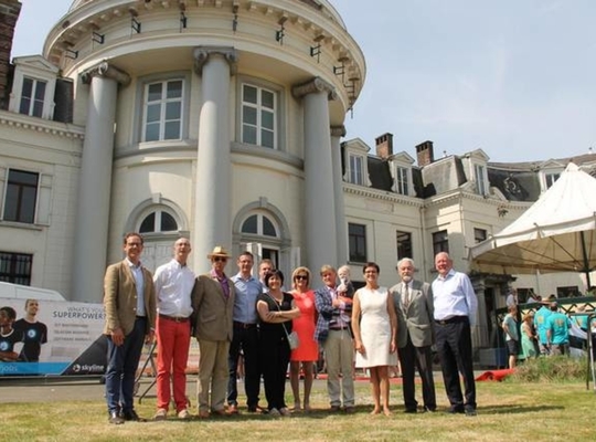 De familie Romel en Gilles de Pélichy, nieuwe en oude eigenaars, samen met het stadsbestuur bij het kasteel. - VDI