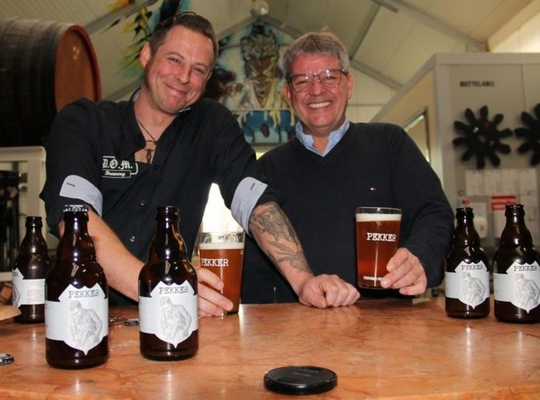 © Foto VDI Jef Pirens en Yves Rosseel pakken uit met stadsbier Pekker.