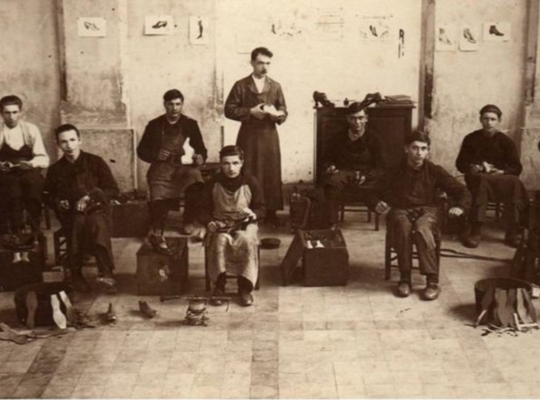 Het derde jaar van de schoenmakersafdeling in de Izegemse Vrije Vakschool in 1923. FOTO: REPRO FMR Het derde jaar van de schoenmakersafdeling in de Izegemse Vrije Vakschool in 1923. FOTO: REPRO FMR