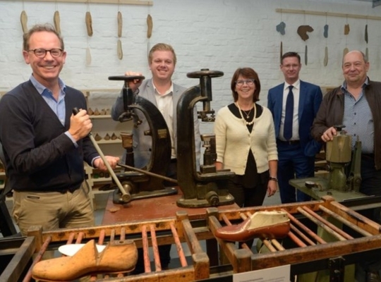Feest in Eperon d’Or met van links af Tom Verbeke, Bert Maertens, Hilde Colpaert, Kurt Himpe en Marc Vanlerberghe. FOTO: FMR Feest in Eperon d’Or met van links af Tom Verbeke, Bert Maertens, Hilde Colpaert, Kurt Himpe en Marc Vanlerberghe. FOTO: FMR
