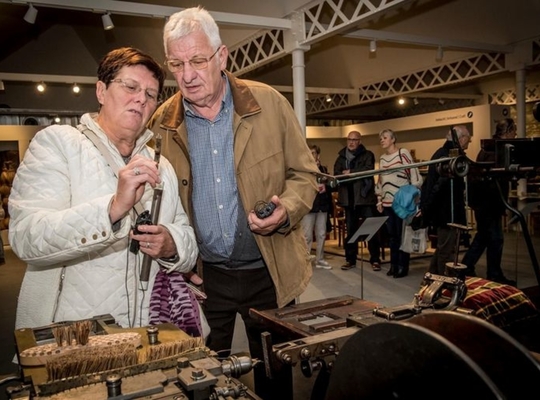 © Joke Couvreur In het museum kan je de machines van vroeger bestuderen .