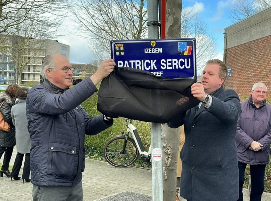  Burgemeester Bert Maertens en Christophe Sercu onthullen samen het nieuwe straatnaambord