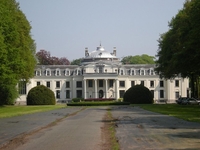 Het stadhuis van Izegem ooit in kasteel Blauwhuis? Volgens de klankbordgroep Visie 2030 behoort het tot de mogelijkheden. © GF