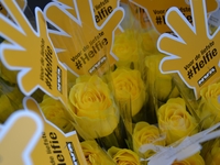 N-VA Izegem zet de ultieme #Helfies in de bloemetjes!