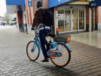 Schepen Caroline Maertens huldigt 150ste gebruiker van Blue Bike 